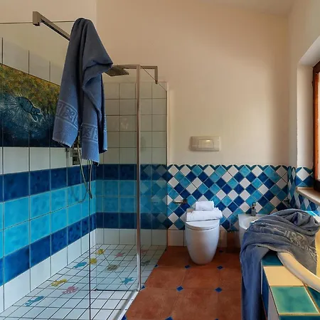 Villa Ilaria 8, Emma